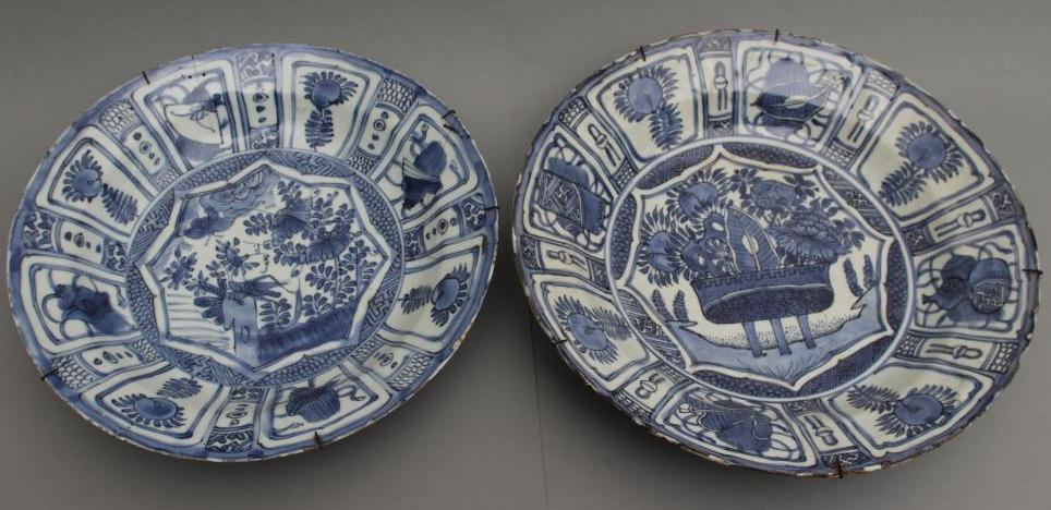 A CHINESE KRAAK PORCELAIN DISH of circular form with lobed rim Image