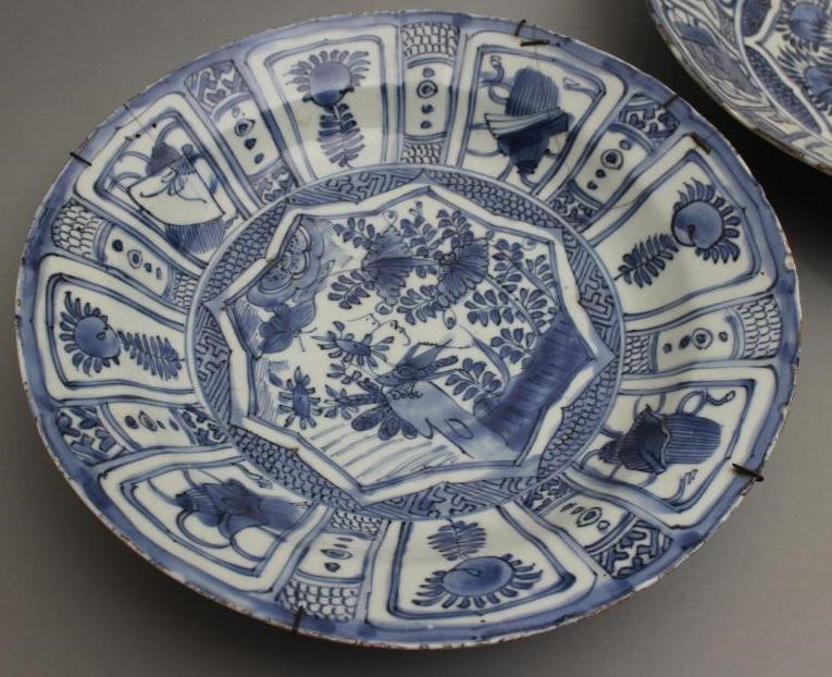 A CHINESE KRAAK PORCELAIN DISH of circular form with lobed rim Image