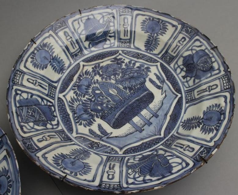 A CHINESE KRAAK PORCELAIN DISH of circular form with lobed rim Image