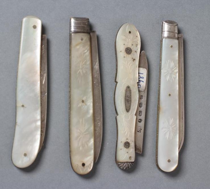 A COLLECTION OF FOUR FOLDING FRUIT KNIVES Image