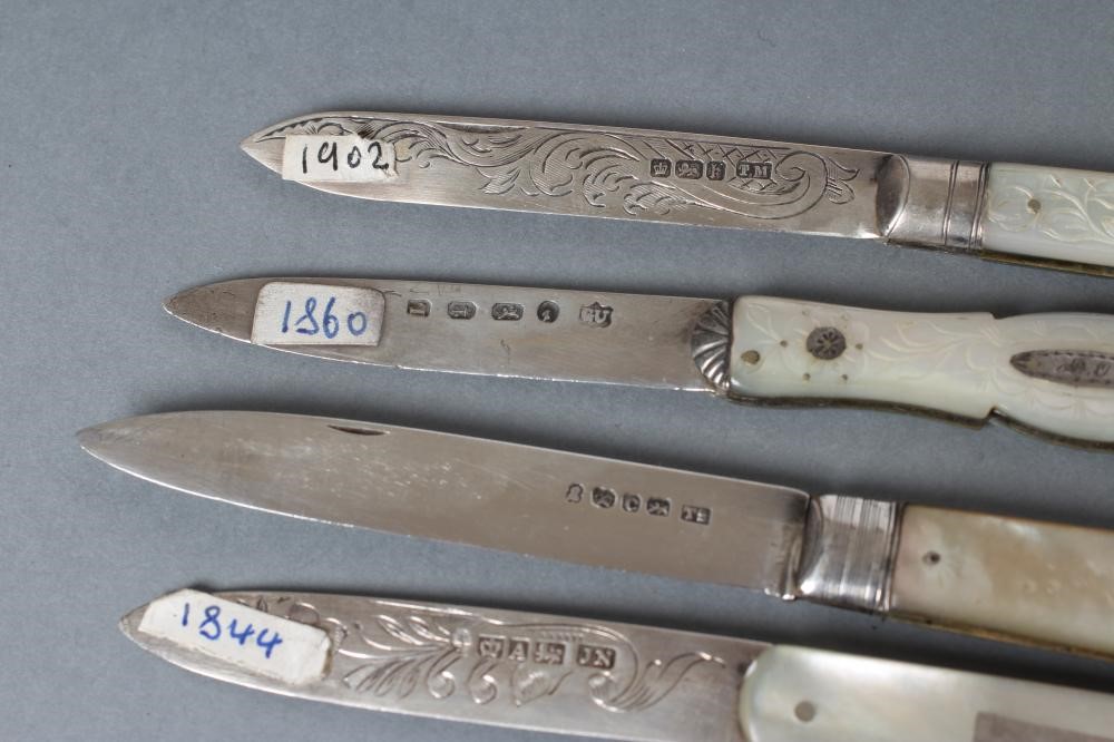 A COLLECTION OF FOUR FOLDING FRUIT KNIVES Image