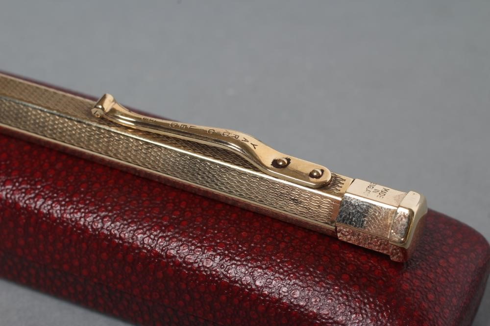 A 9CT GOLD "YARD-O-LED" PROPELLING PENCIL of octagonal form with engine turning enclosing a vacant Image