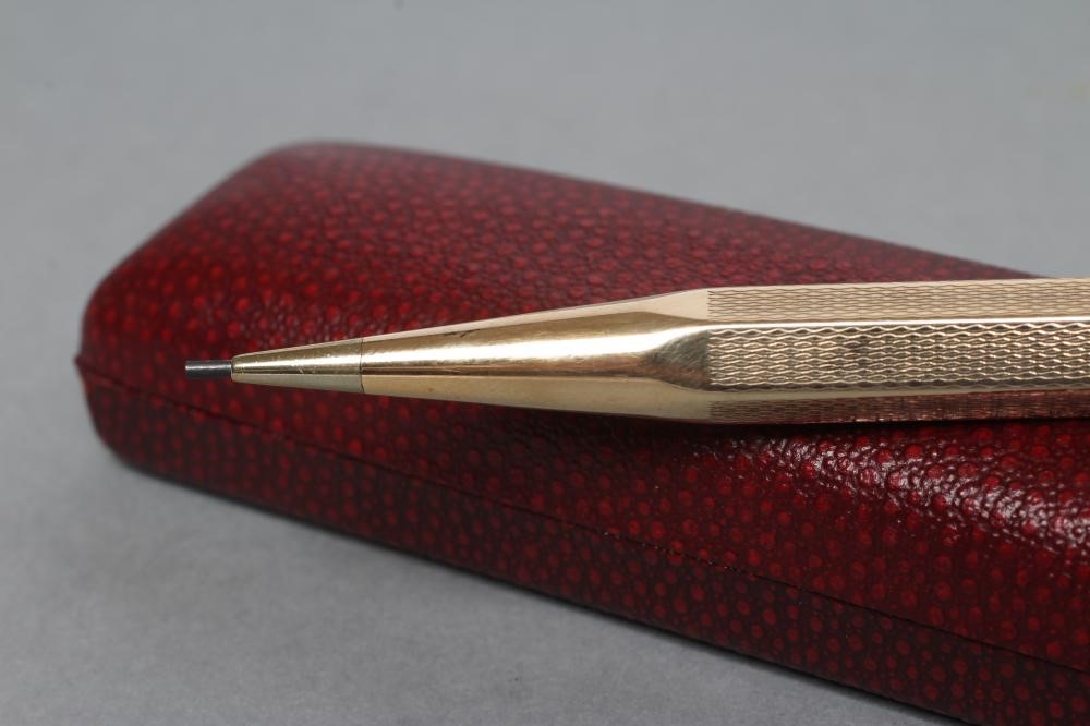 A 9CT GOLD "YARD-O-LED" PROPELLING PENCIL of octagonal form with engine turning enclosing a vacant Image