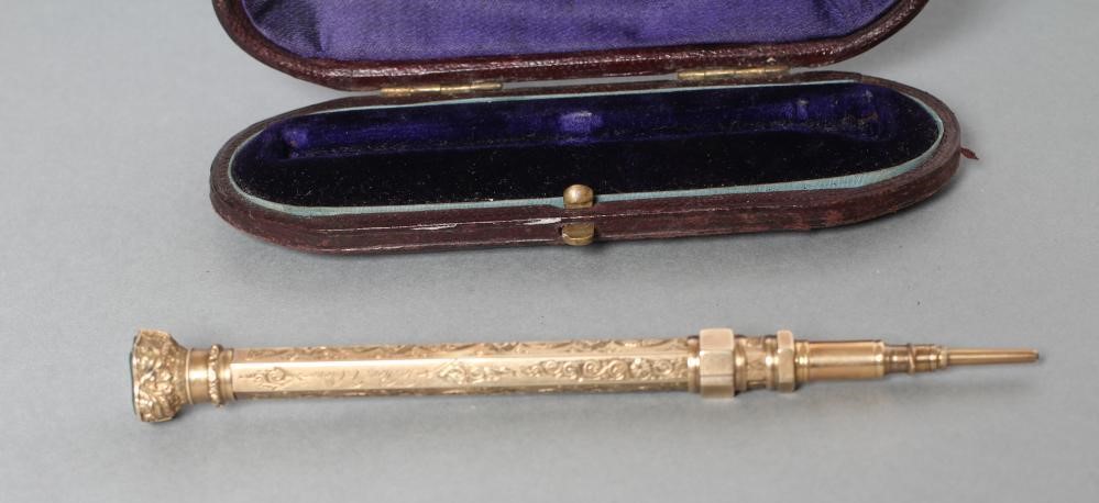 A VICTORIAN GOLD PLATED TELESCOPIC PENCIL Image