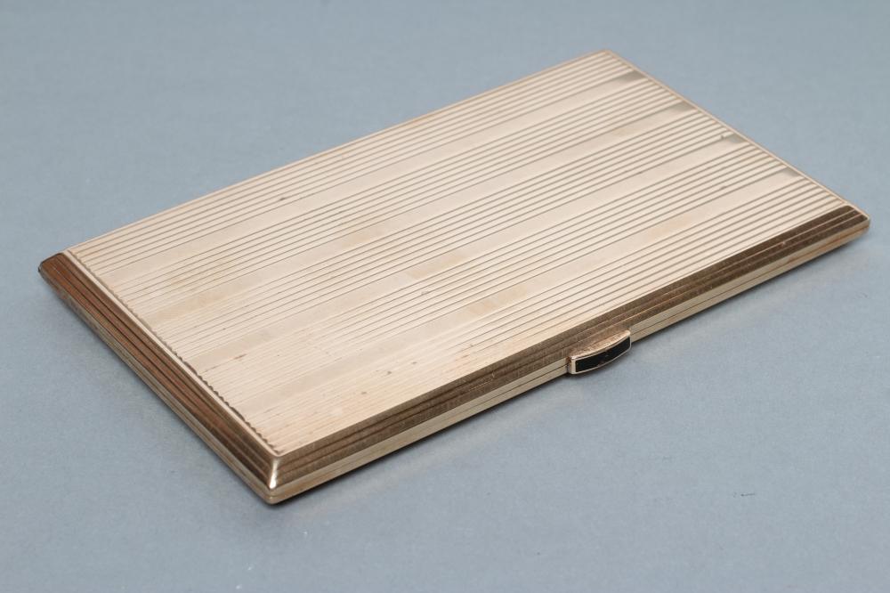 A 9CT GOLD CIGARETTE CASE Image