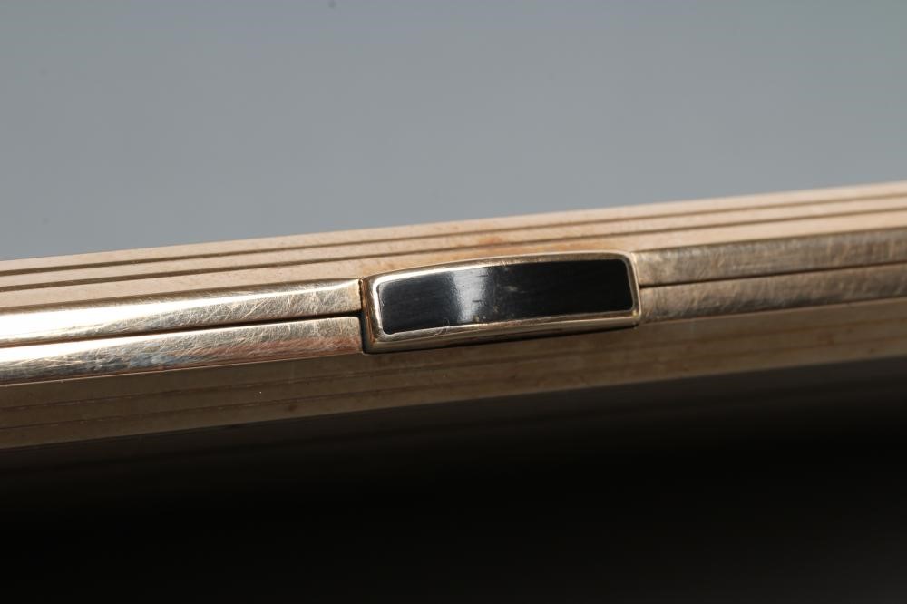 A 9CT GOLD CIGARETTE CASE Image