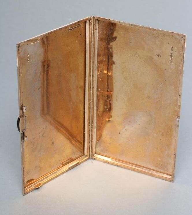 A 9CT GOLD CIGARETTE CASE Image