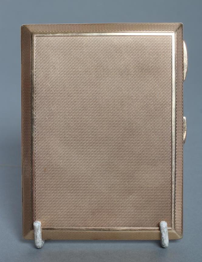 A 9CT GOLD CIGARETTE CASE Image