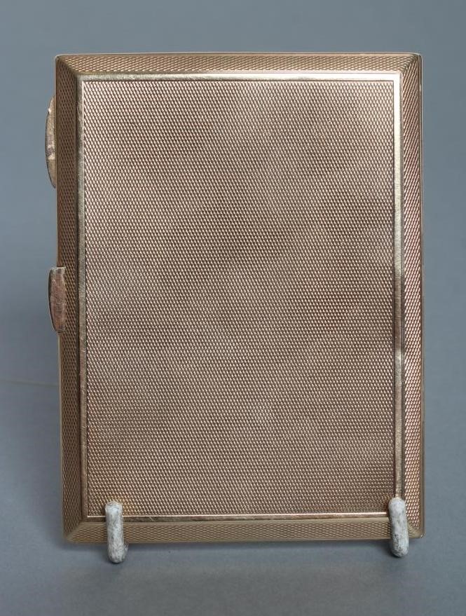 A 9CT GOLD CIGARETTE CASE Image