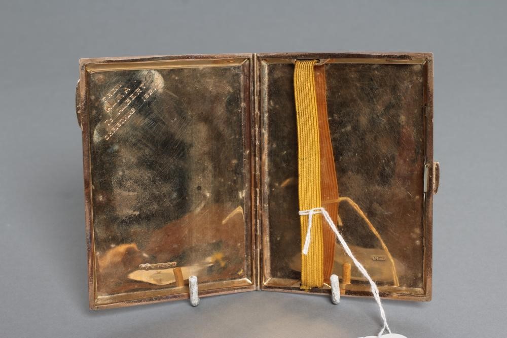 A 9CT GOLD CIGARETTE CASE Image