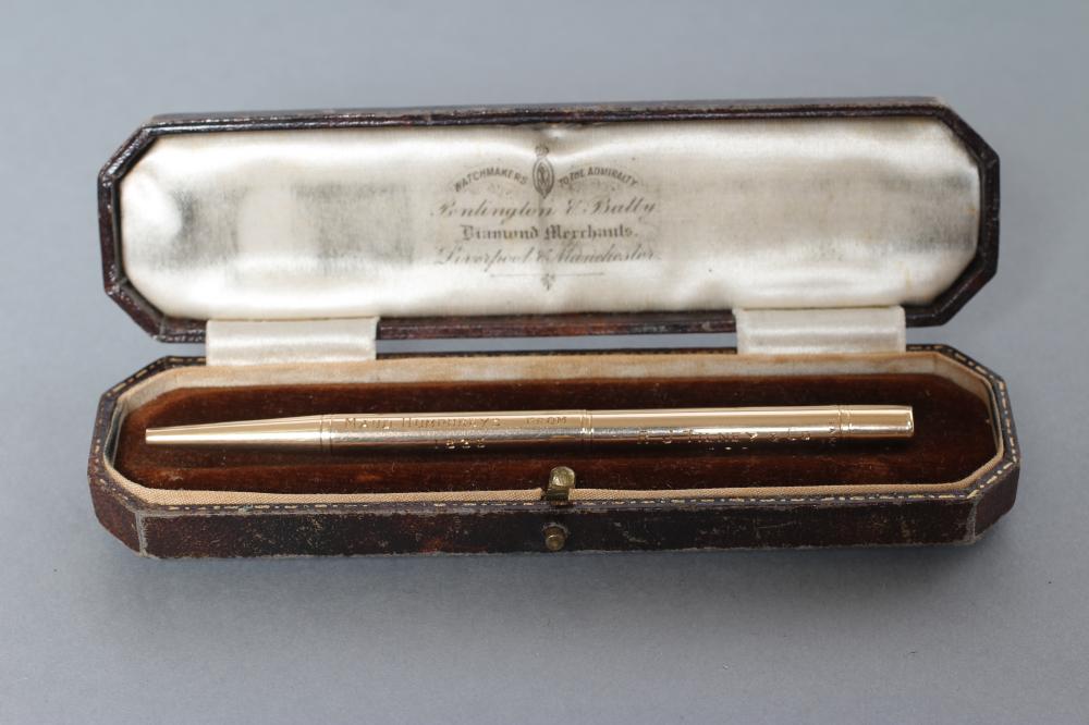 A 9CT GOLD PROPELLING PENCIL of plain cylindrical form Image