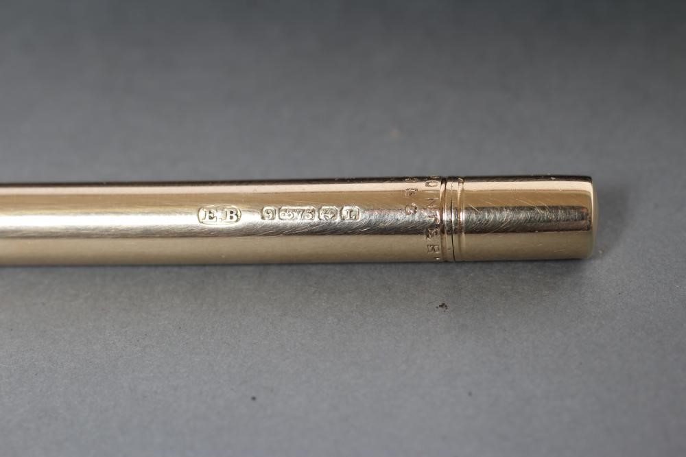 A 9CT GOLD PROPELLING PENCIL of plain cylindrical form Image