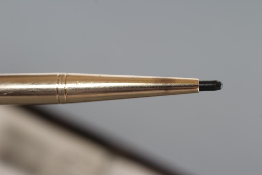 A 9CT GOLD PROPELLING PENCIL of plain cylindrical form Image