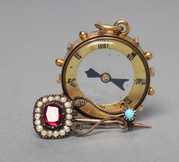 A LATE VICTORIAN 9CT GOLD FOB COMPASS Image