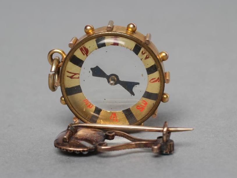 A LATE VICTORIAN 9CT GOLD FOB COMPASS Image