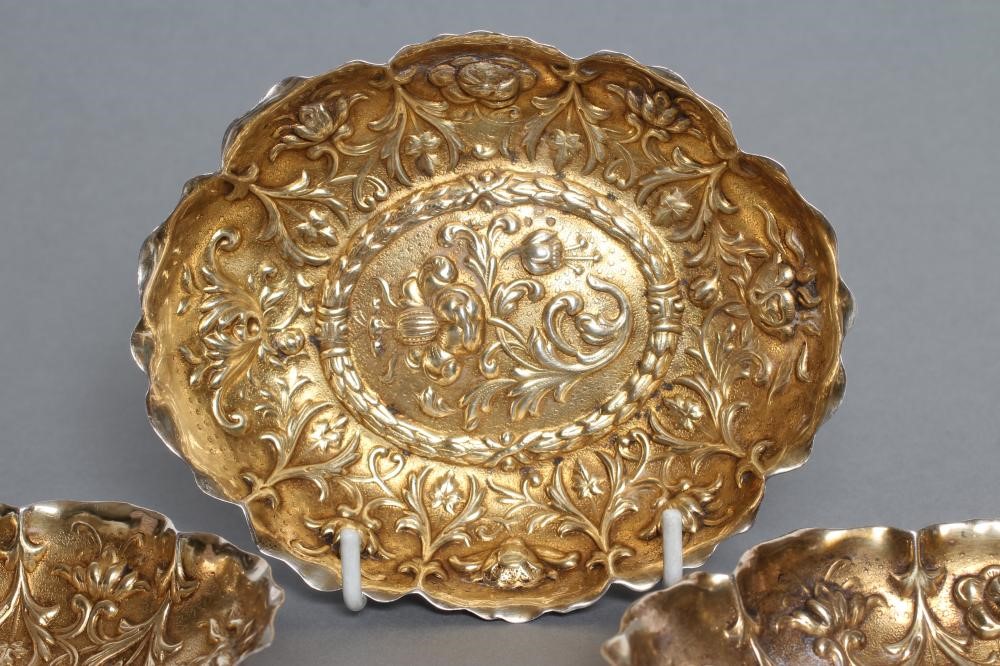 A SET OF FOUR LATE VICTORIAN SILVER DISHES Image