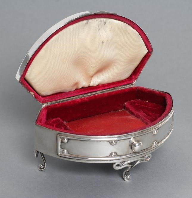 AN EDWARDIAN SILVER DRESSING TABLE BOX Image