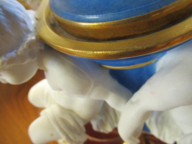 A LARGE PAIR OF PARIS PORCELAIN VASES Image