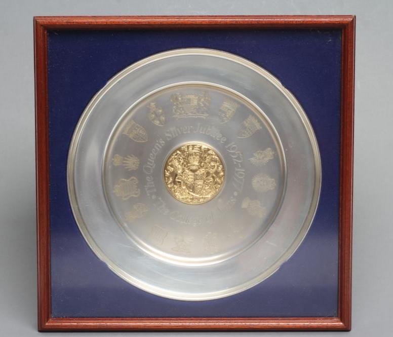 A QUEEN'S SILVER JUBILEE "COLLEGE OF ARMS" SILVER PLATE Image