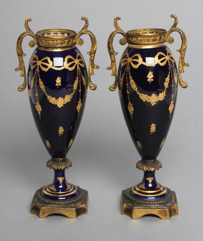 A PAIR OF FRENCH PORCELAIN GARNITURE URNS Image