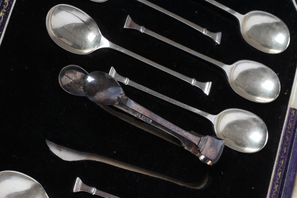 A SET OF TWELVE SEAL TOP SILVER TEASPOONS Image