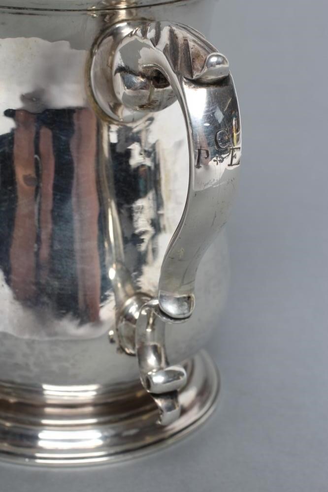 A GEORGE III SILVER MUG Image