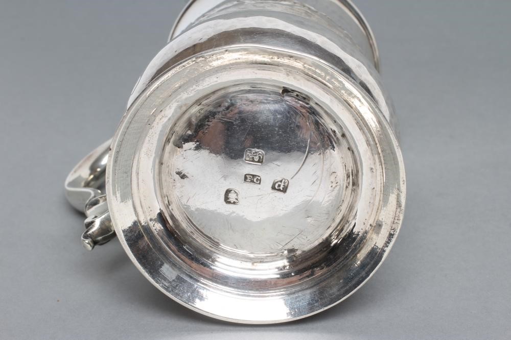 A GEORGE III SILVER MUG Image