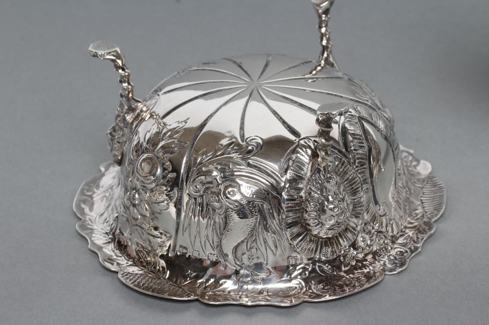 A LATE VICTORIAN SILVER CREAM JUG AND SUGAR BASIN Image