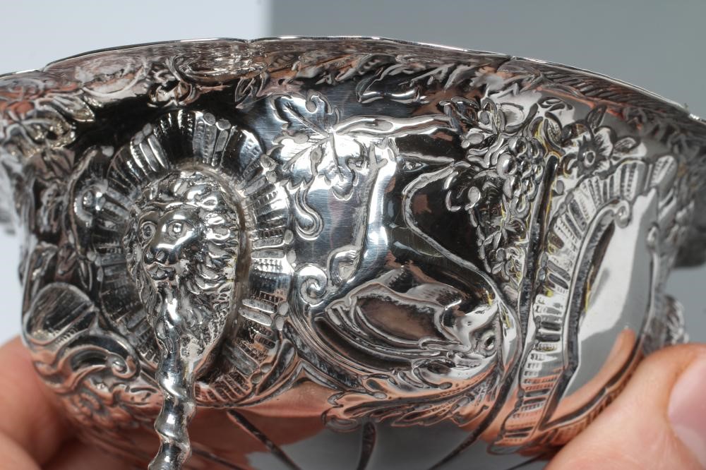 A LATE VICTORIAN SILVER CREAM JUG AND SUGAR BASIN Image