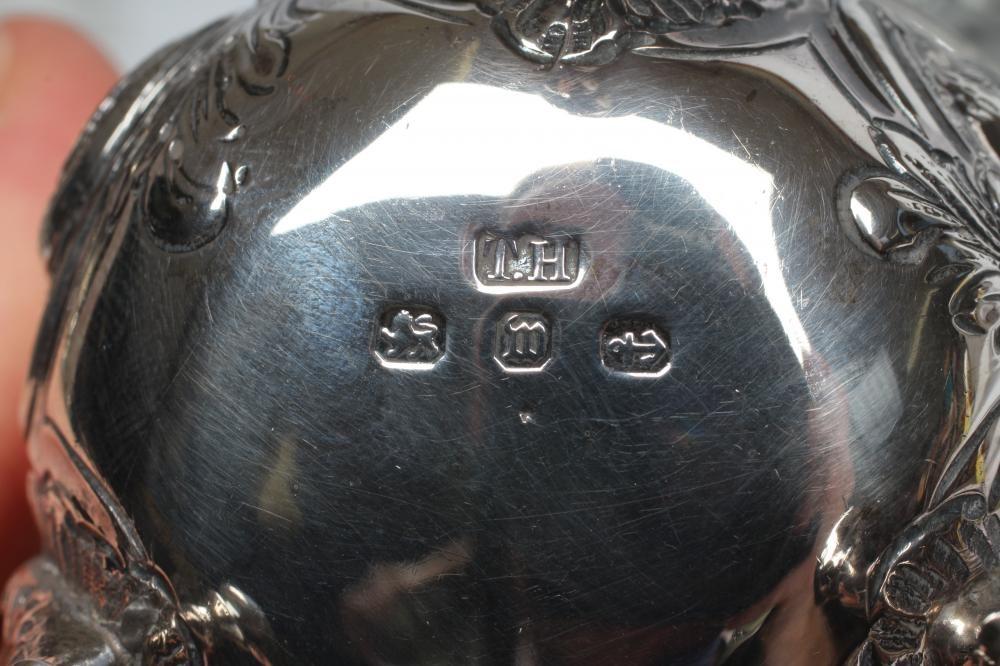 A LATE VICTORIAN SILVER CREAM JUG AND SUGAR BASIN Image