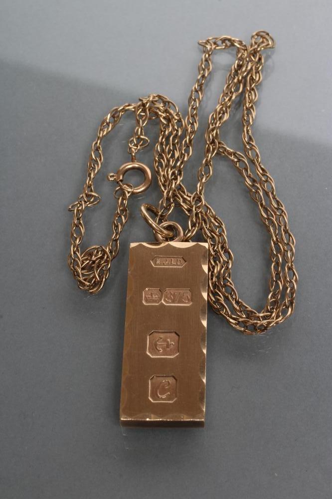 A 9CT GOLD INGOT PENDANT Image