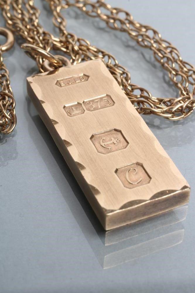 A 9CT GOLD INGOT PENDANT Image