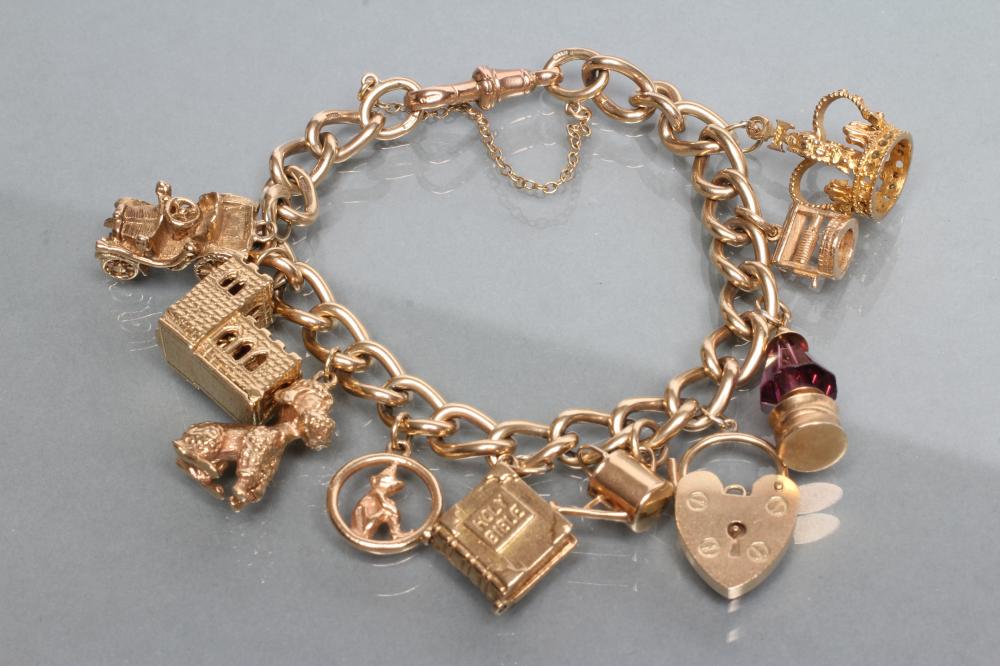 A CURB LINK CHAIN BRACELET Image