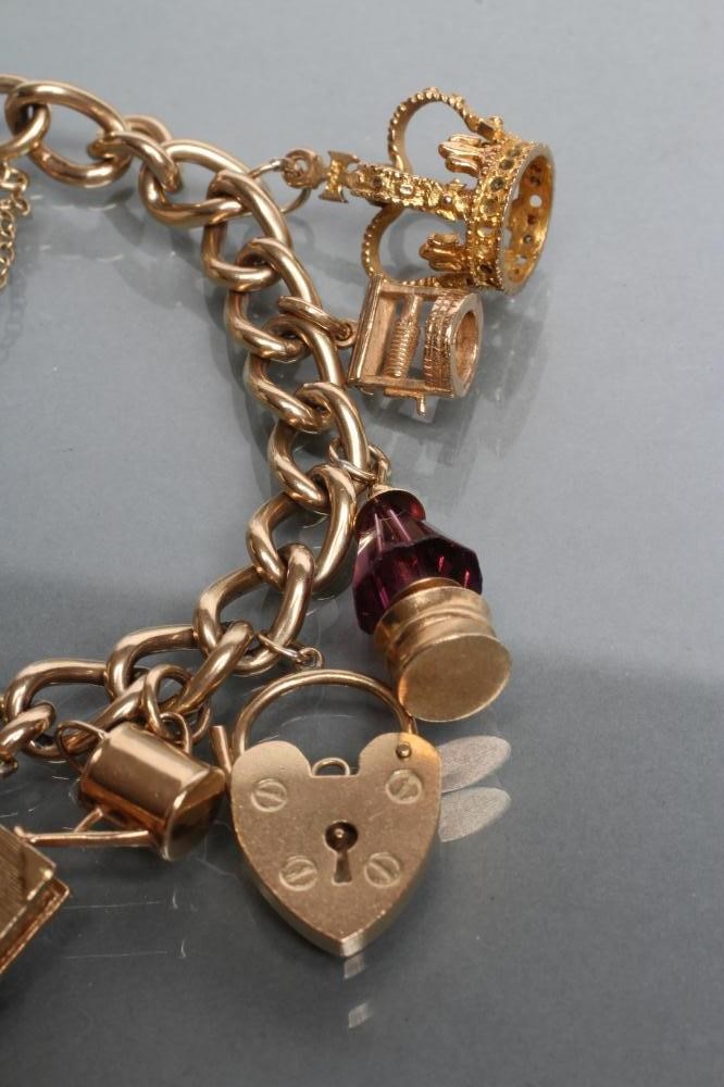 A CURB LINK CHAIN BRACELET Image