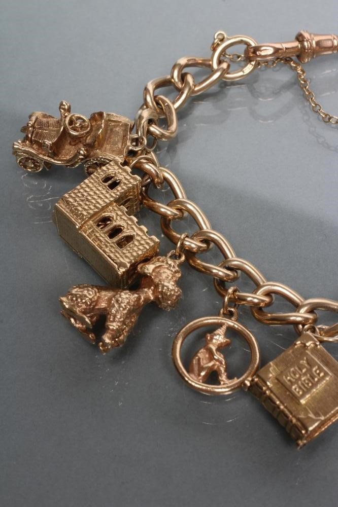 A CURB LINK CHAIN BRACELET Image