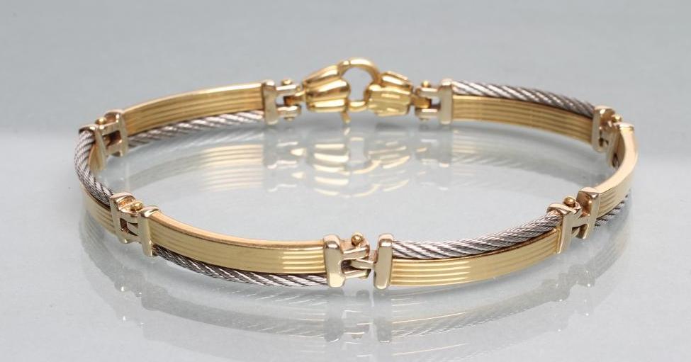 A BI-COLOUR BRACELET Image