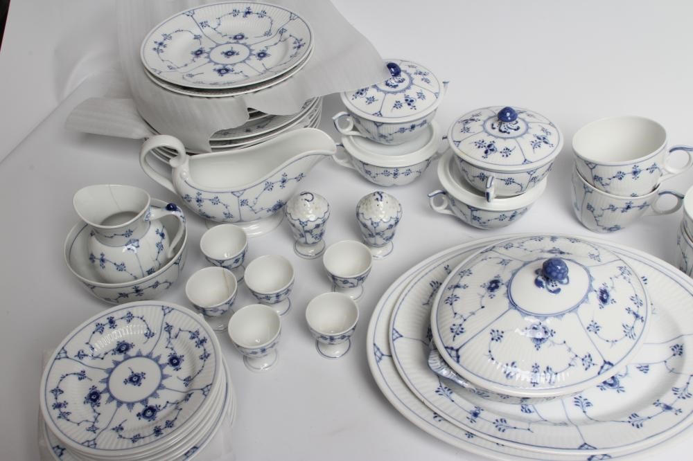 AN EXTENSIVE ROYAL COPENHAGEN PORCELAIN DINNER AND TEA SERVICE Image