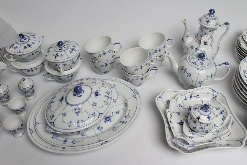 AN EXTENSIVE ROYAL COPENHAGEN PORCELAIN DINNER AND TEA SERVICE Image