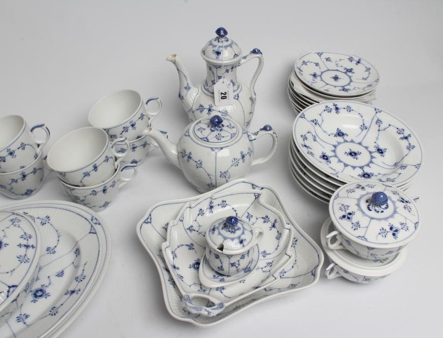 AN EXTENSIVE ROYAL COPENHAGEN PORCELAIN DINNER AND TEA SERVICE Image