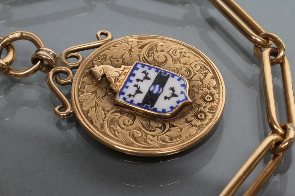 AN EDWARDIAN 18CT GOLD SNAFFLE LINK WATCH CHAIN Image