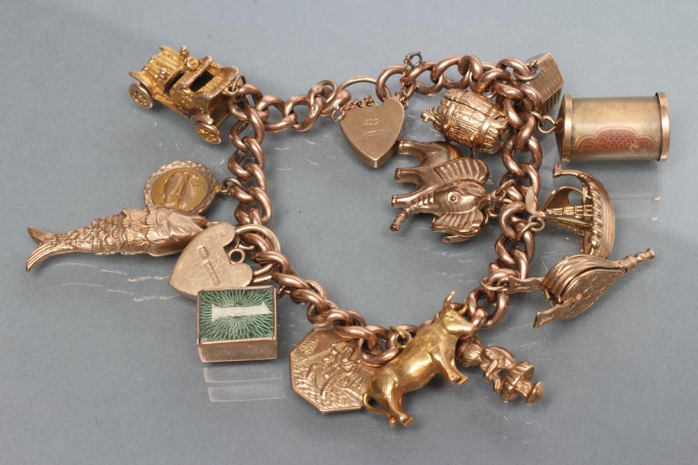 A CURB LINK CHAIN BRACELET Image