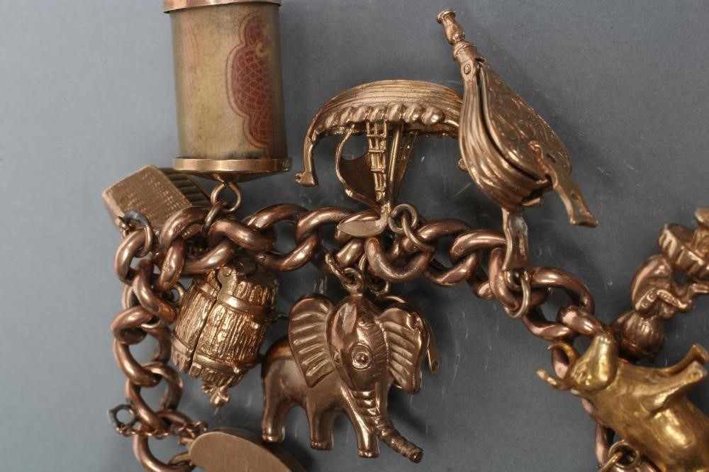 A CURB LINK CHAIN BRACELET Image