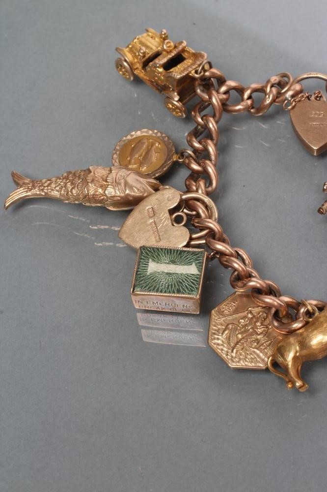 A CURB LINK CHAIN BRACELET Image