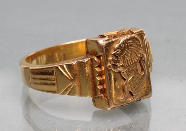 A GENTLEMAN'S GOLD SIGNET RING Image