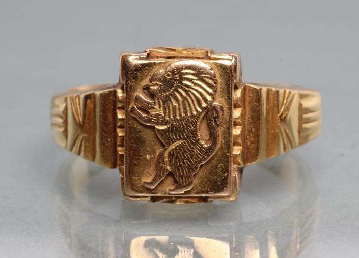 A GENTLEMAN'S GOLD SIGNET RING Image