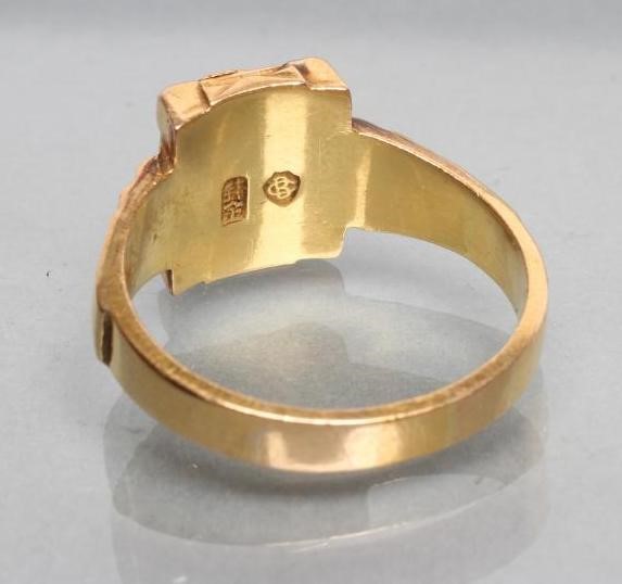 A GENTLEMAN'S GOLD SIGNET RING Image