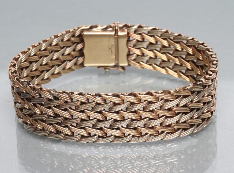A 9CT GOLD BI-COLOUR GOLD PLAITED BRACELET Image