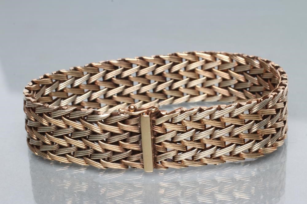 A 9CT GOLD BI-COLOUR GOLD PLAITED BRACELET Image