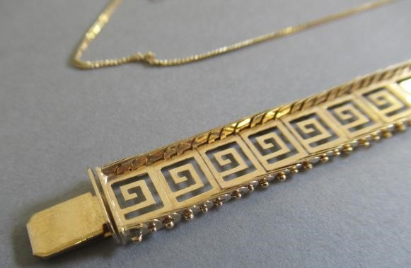 A NECKLACE AND MATCHING BRACELET Image