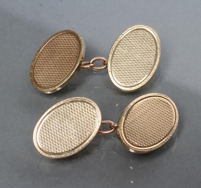 A PAIR OF 9CT GOLD OVAL CUFFLINKS with engine turning Image